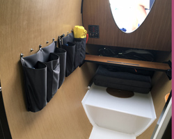 Additional step in companionway (option).