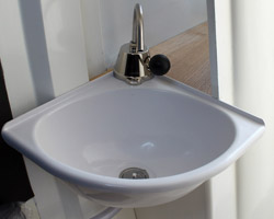 Umywalka z wodą zaburtową