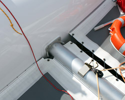 Belka podmasztowa - mocowanie do kadłuba